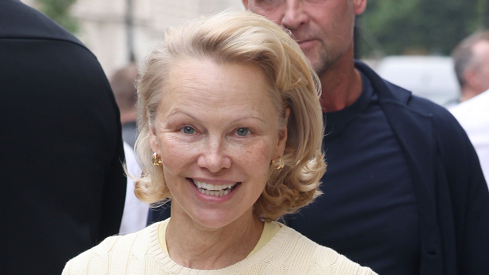 Pamela Anderson’s butter yellow look is so easy to recreate